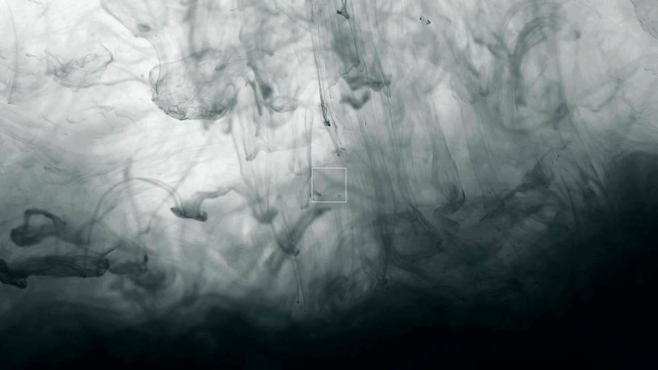 Primo piano di una goccia nera nell'acqua, il movimento astratto di inchiostro acquerello che schizza sullo sfondo, risoluzione 4K DCI.