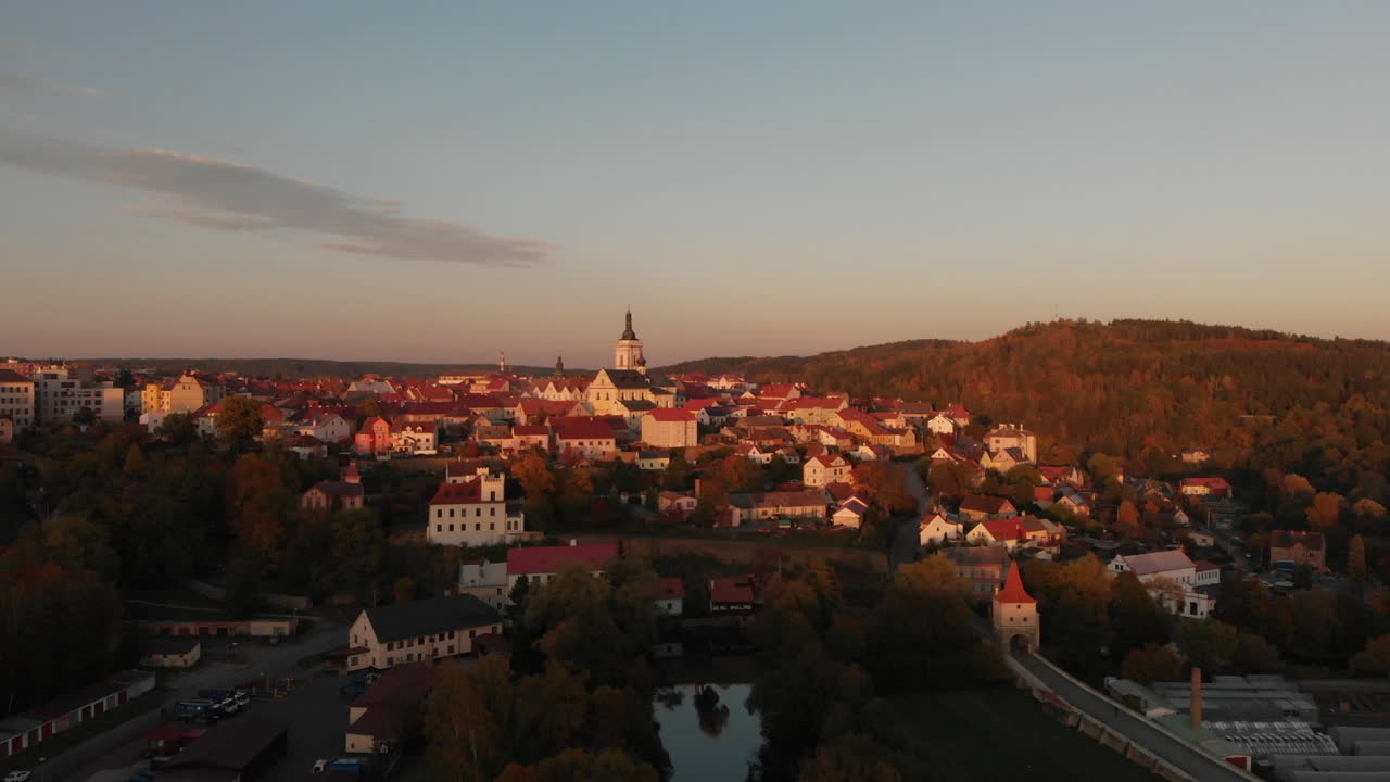 Vakker tradisjonell by Stribro i Tsjekkia, luftpanorama ved solnedgang.