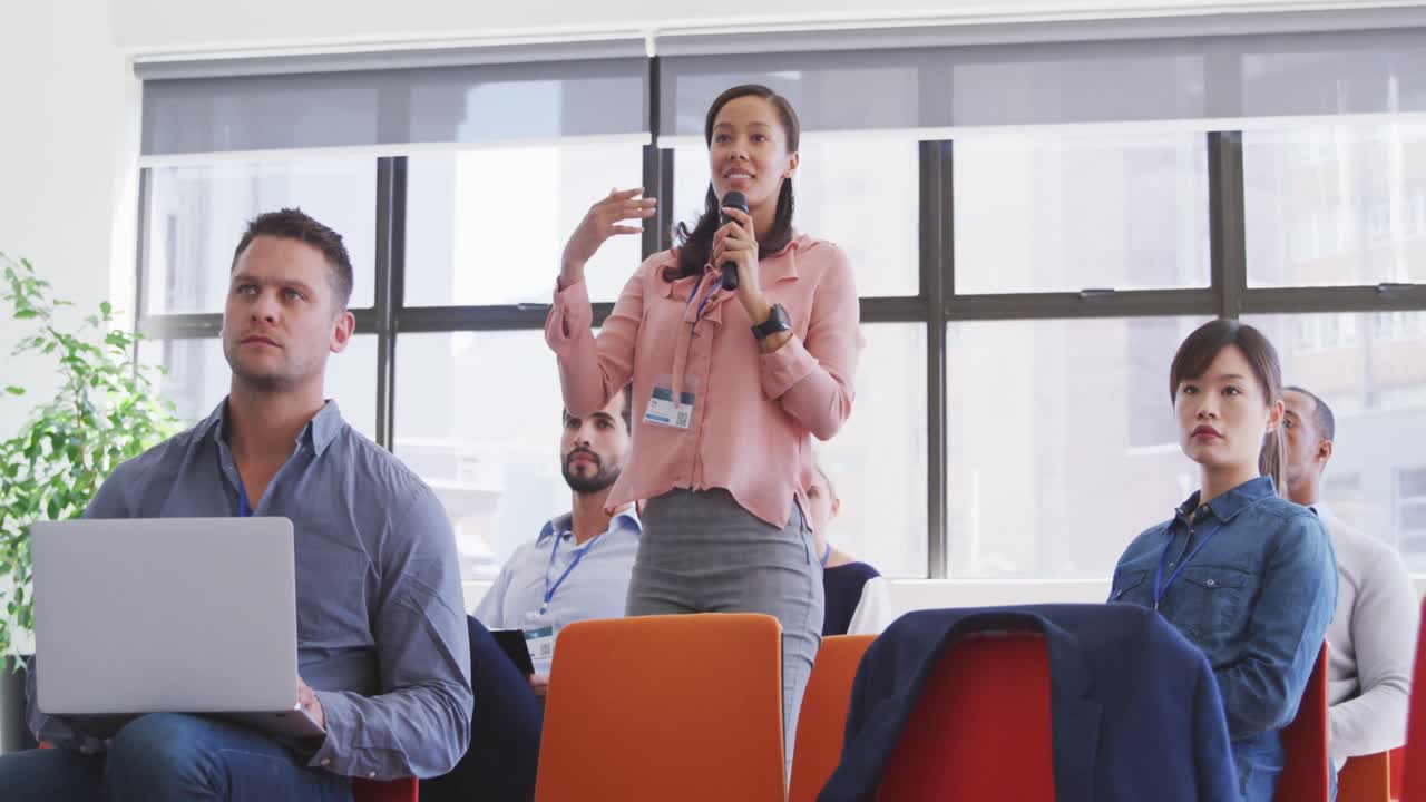 personas de negocios asistiendo a una reunión en la sala de conferencias