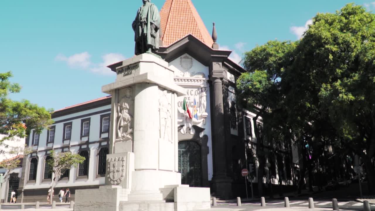 포르투갈의 한 마을에 있는 banco de portugal (포르투갈 은행) 과 기념비