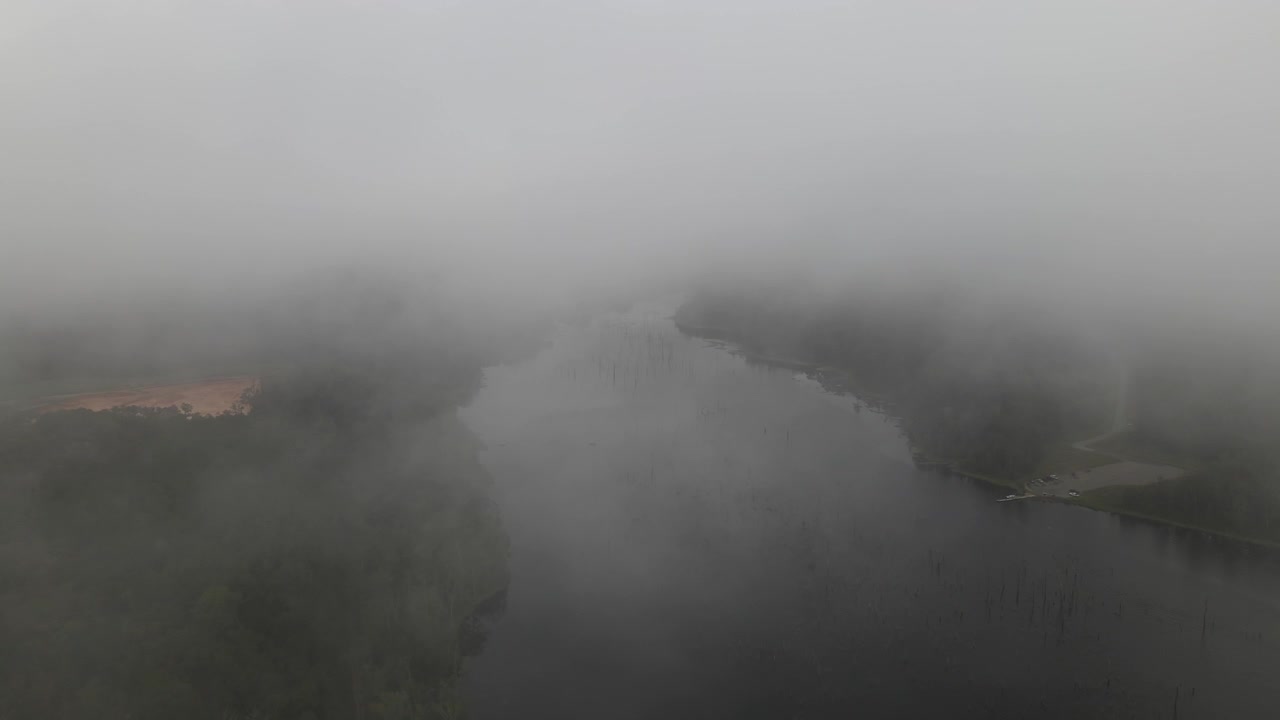 Terbang Menembus Kabut di Atas Sungai. - Bidikan Udara