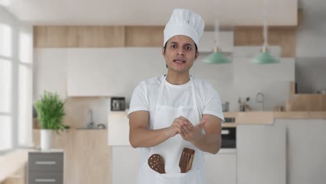 un cocinero profesional indio enojado gritando a alguien