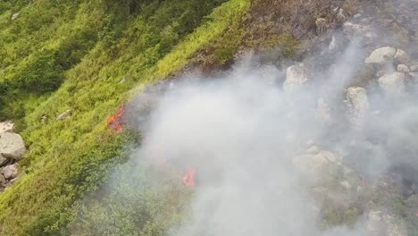 aproximación aérea fuego de vegetación en la montaña costera, brasil