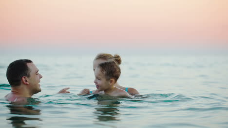 Padres-Jóvenes-Con-Hijo-Bañándose-En-El-Mar