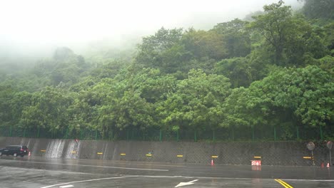 臺灣華麗市 hsuehshan 隧道 暴雨和厚霧環境造成危險駕駛可見性