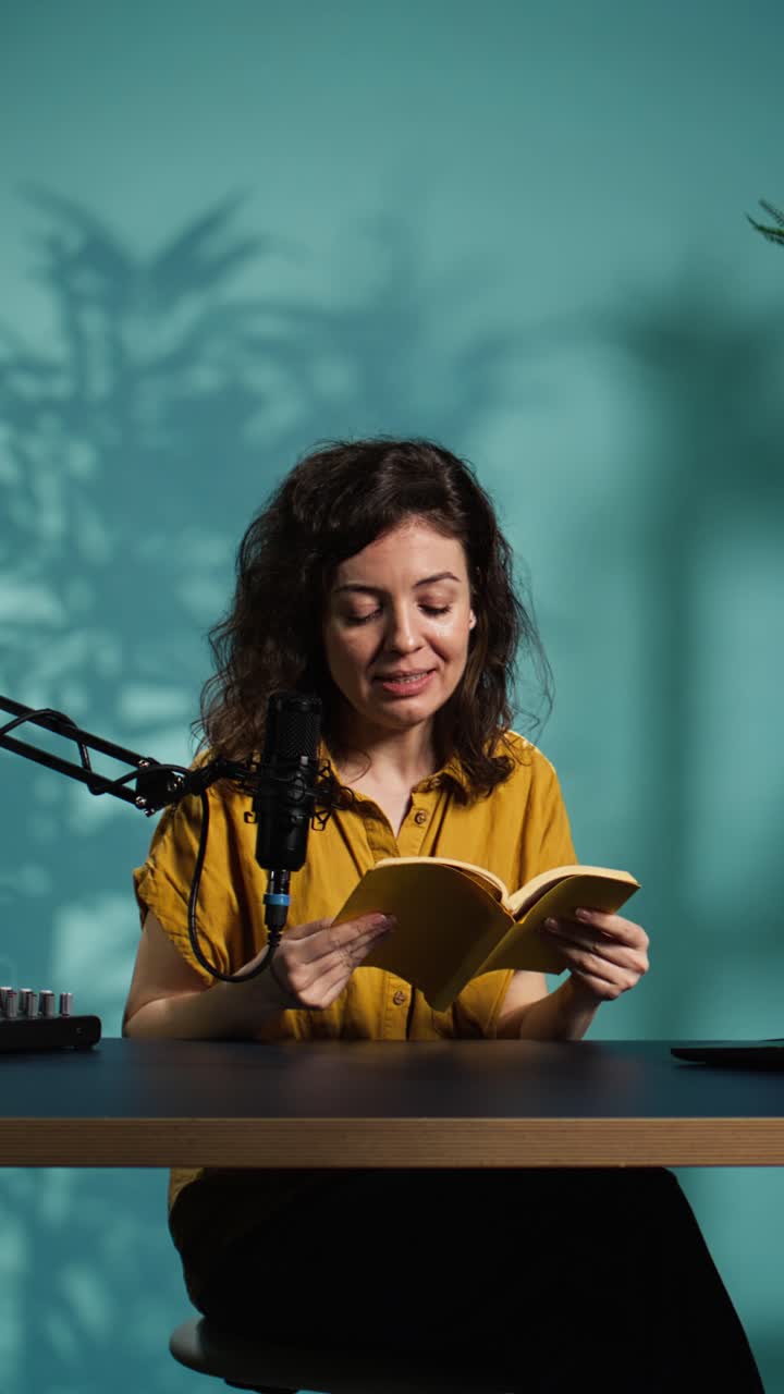 Mulher alegre apresentando um livro amarelo em um podcast