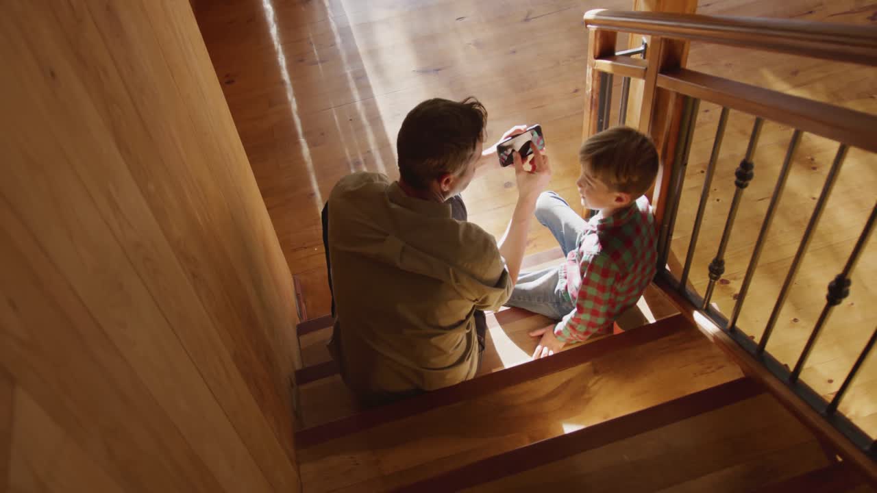 la familia pasa tiempo juntos en casa durante el día