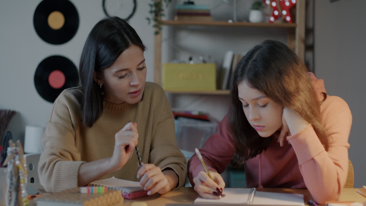madre ayudando a su hija con los deberes