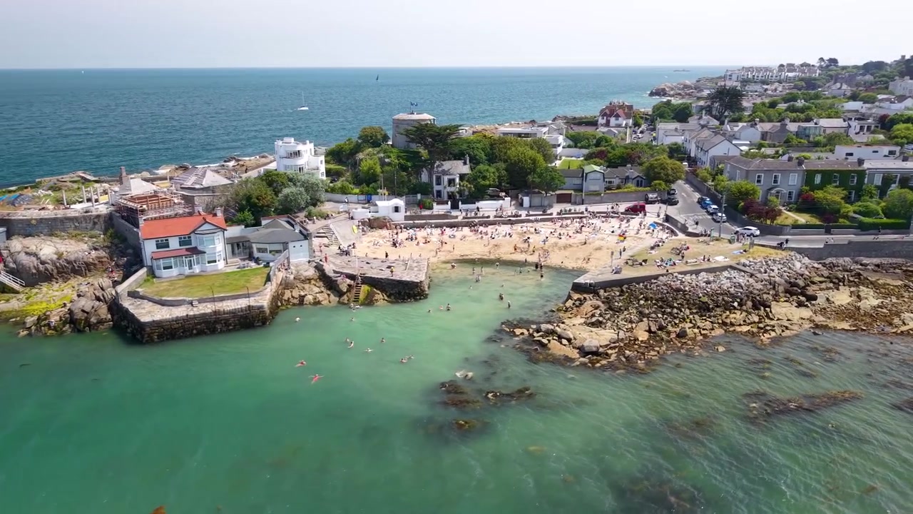 Vista aérea deslumbrante da Praia de Sandycove desfrutando de um clima de verão perfeito, Irlanda.