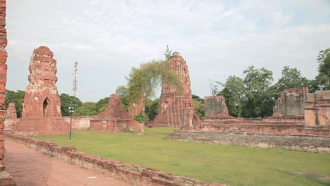 El-Rico-Patrimonio-De-Ayutthaya:-Los-Templos-Antiguos-Se-Alzan-En-Un-Hermoso-Día-En-Tailandia