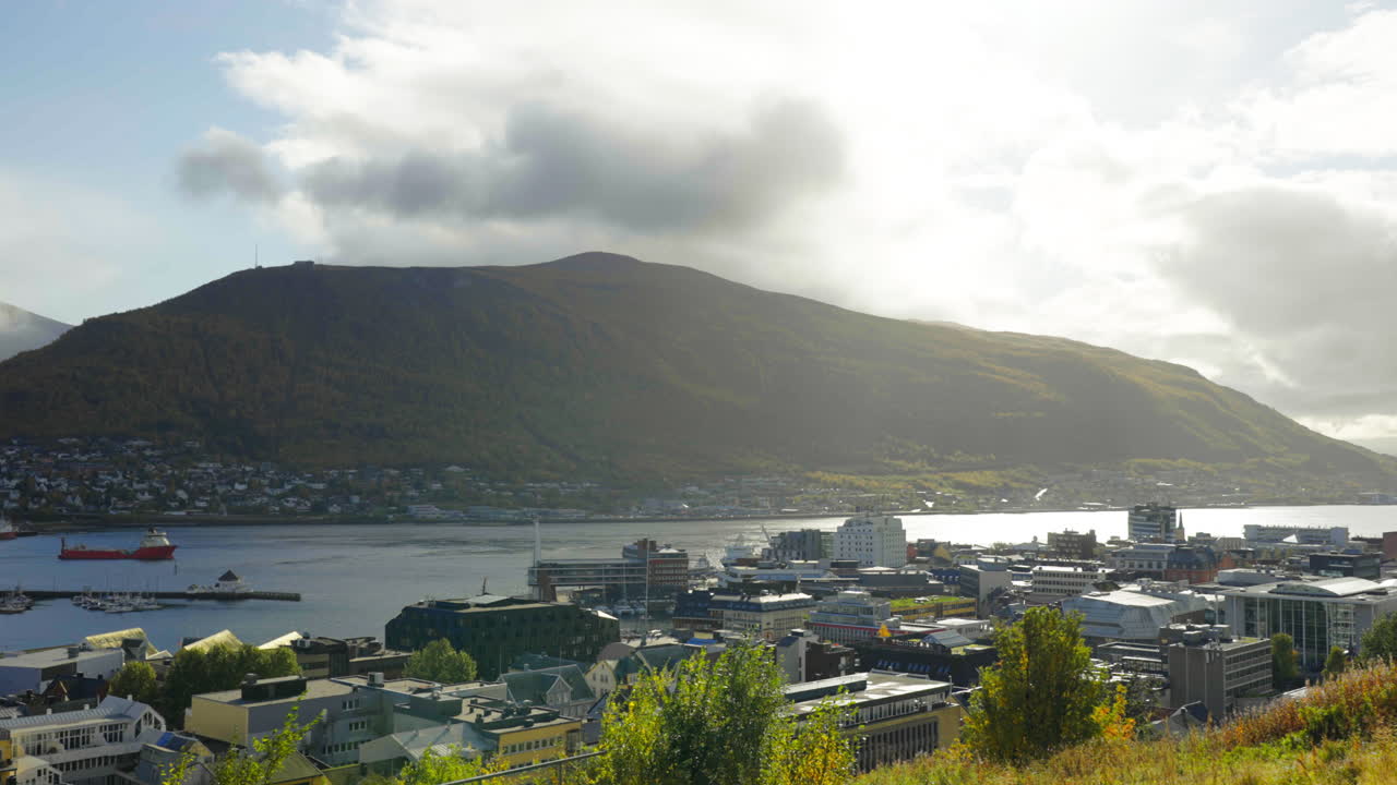 북 노르웨이의 바람이 부는 아침에 트롬소 시의 이한 가을 풍경