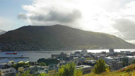 Idílico-Paisaje-Otoñal-Sobre-La-Ciudad-De-Tromso-En-Una-Mañana-De-Brisa-En-El-Norte-De-Noruega