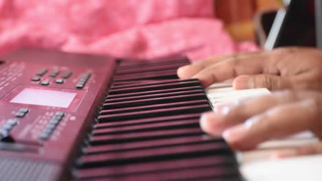 Tocando-La-Vista-Lateral-De-La-Música-Del-Teclado