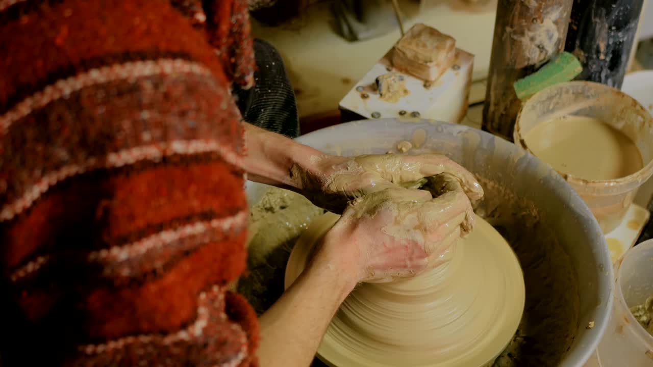 hombre profesional alfarero haciendo taza en taller de cerámica