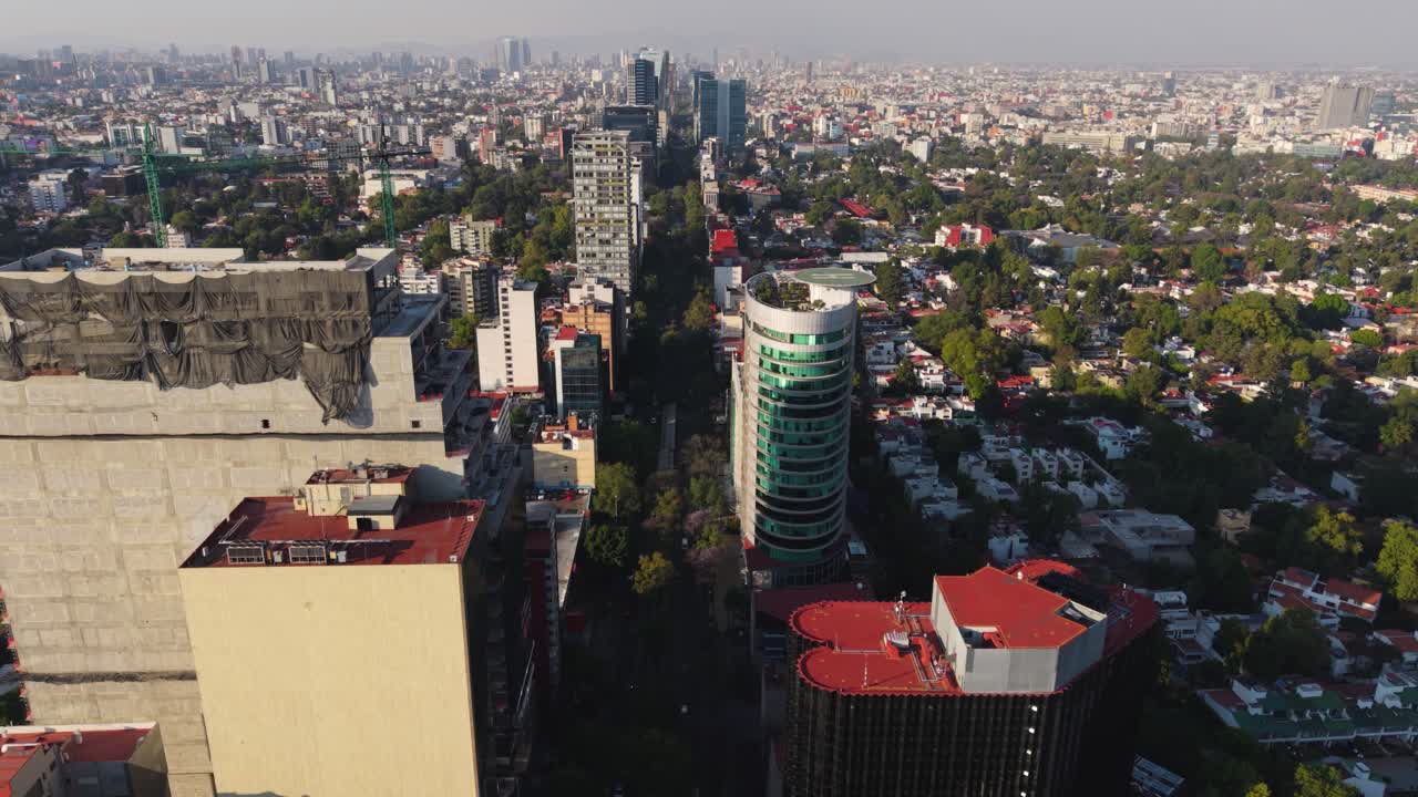 View from the top of skyscrapers, overlooking an avenue in CDMX
