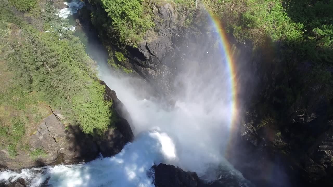 toma aérea sobre cascada con arco iris