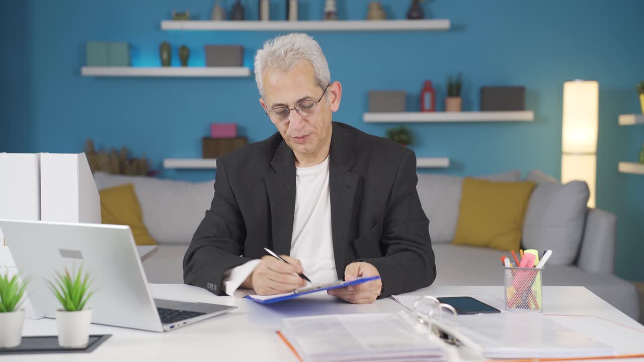 trabajador de oficina en casa de buen humor.