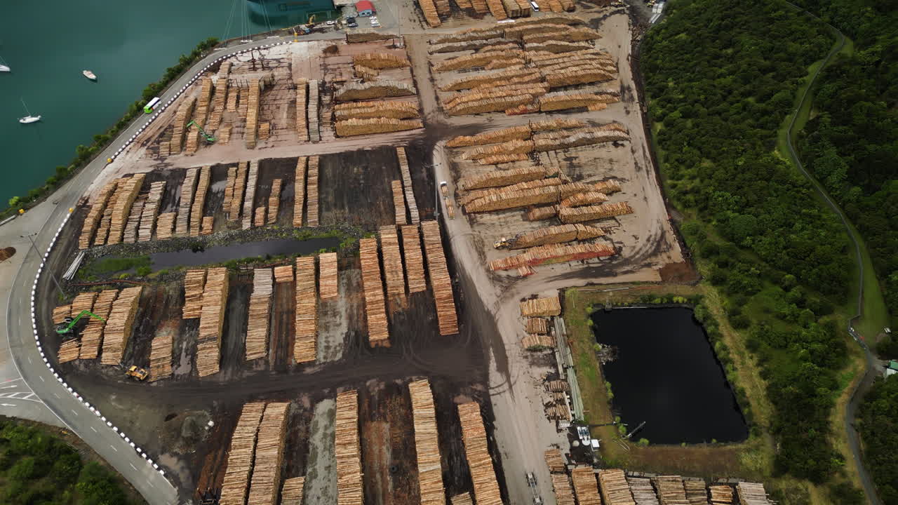 un enorme crucero está amarrado en el muelle del puerto de picton, al norte de la isla del sur, nueva zelanda