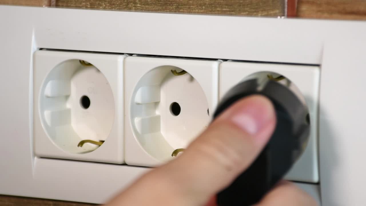 전원 케이블을 소켓에 연결