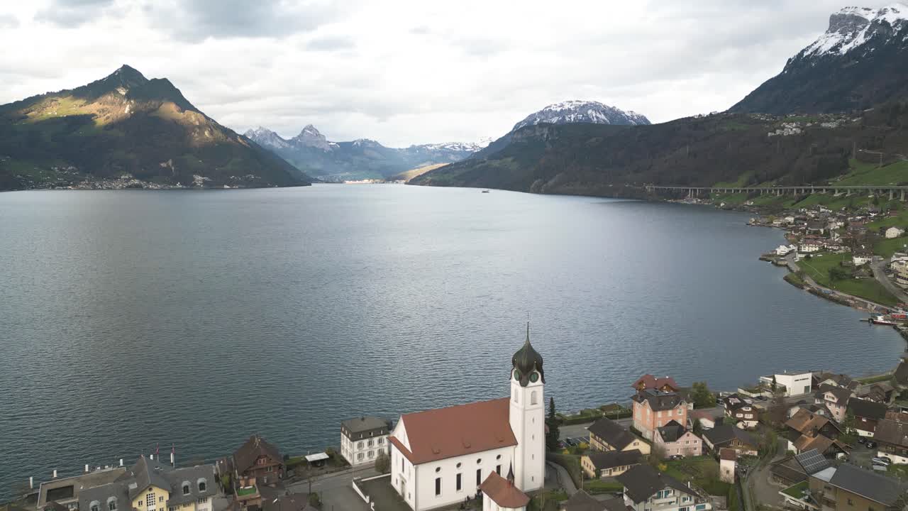 루체른 호수, 베켄리드 마을 교회 및 스위스 알프스 언덕의 항공 사진, 드론 촬영