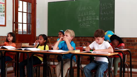 Schüler-Hören-Dem-Lehrer-Während-Des-Unterrichts-Zu