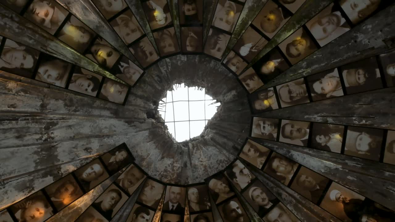 Una prospettiva dal basso che mostra il tetto in cemento armato e l'illuminazione storica all'interno del bunker sotterraneo della Guerra Fredda convertito in galleria d'arte