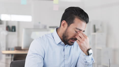 Hombre-De-Negocios-Estresado-Con-Dolor-De-Cabeza-Trabajando