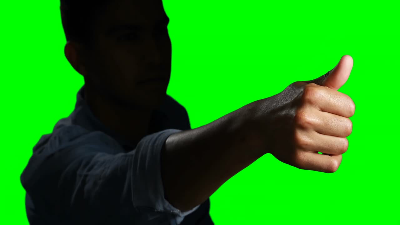 hombre tocando pantalla digital 4k