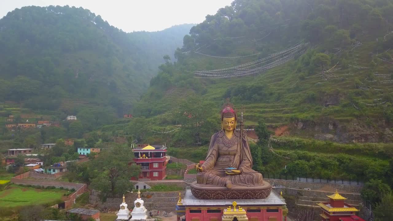Vista del Tempio della Statua di Guru Padmasambhava, Valle di Kathmandu, Nepal - 16 ottobre 2017.