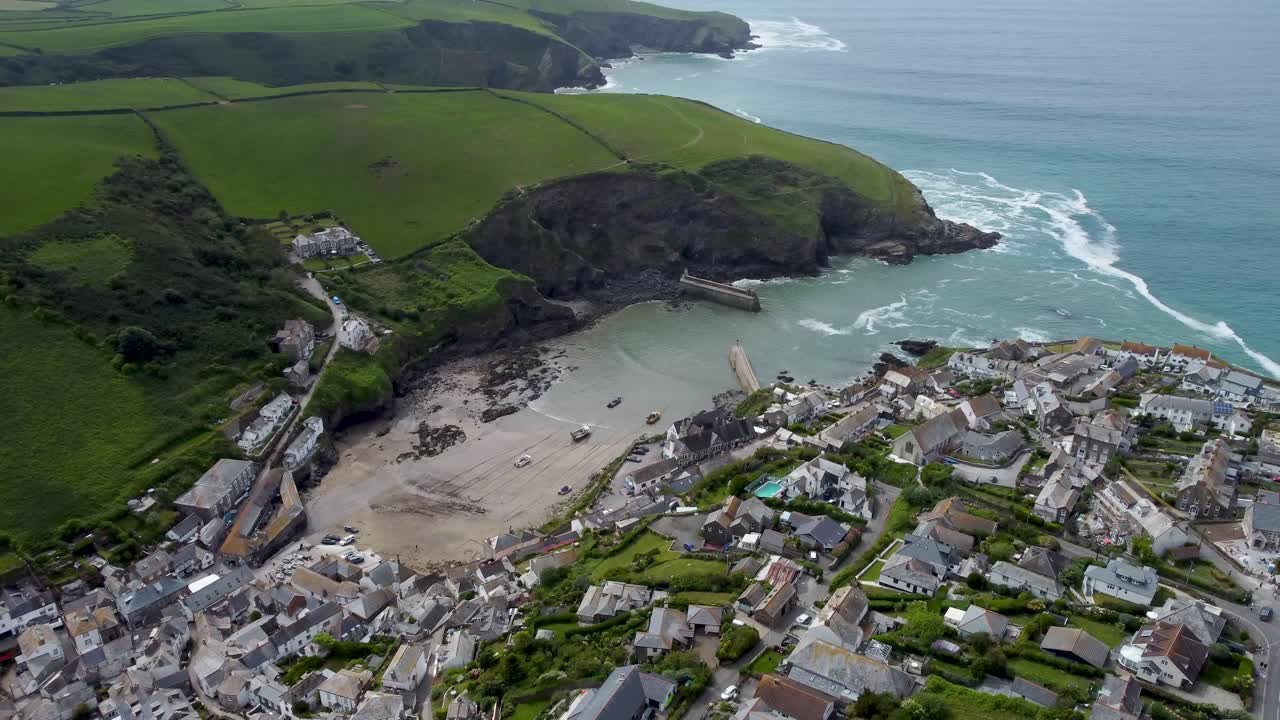 imágenes de gran altitud de 4k drone de port isaac en cornwall