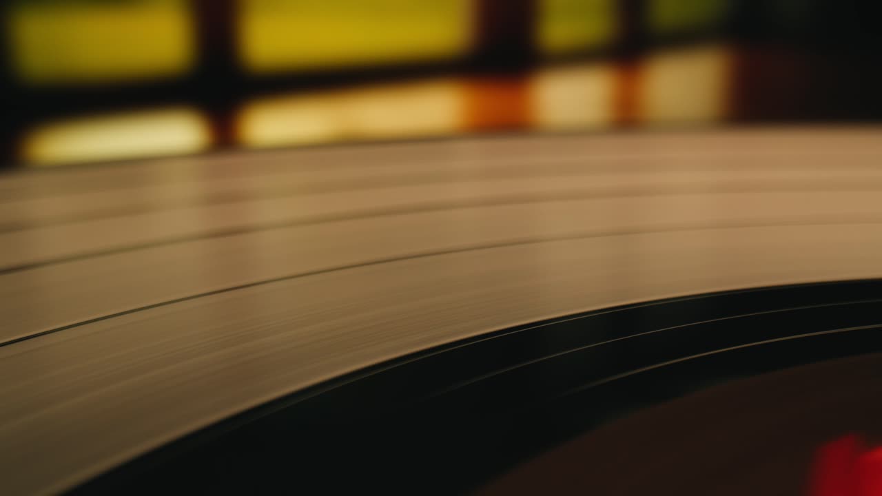 Nærbillede af en vinylplade, der drejer rundt på en pladespiller