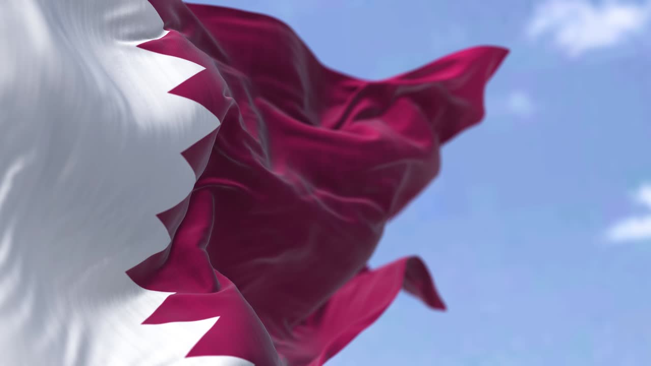 Detalhe da bandeira nacional do Catar tremulando ao vento em um dia claro