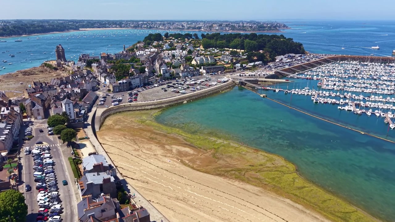Plage des Bas Sablons bugter sig langs Port des Sablons Marina, Cité d'Aleth og Tour Solidor i Saint-Malo, Ille-et-Vilaine, Bretagne, Frankrig, med udsigt over Port de Saint-Malo, Intra-Muros og Den Engelske Kanal