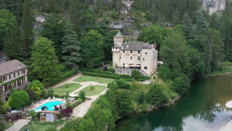 Chateau-De-La-Caze-Mittelalterliche-Festung-Luftaufnahme-Nahaufnahme-Schluchten-Des-Tarn