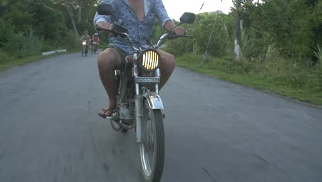 hombre montando una moto por la campiña vietnamita