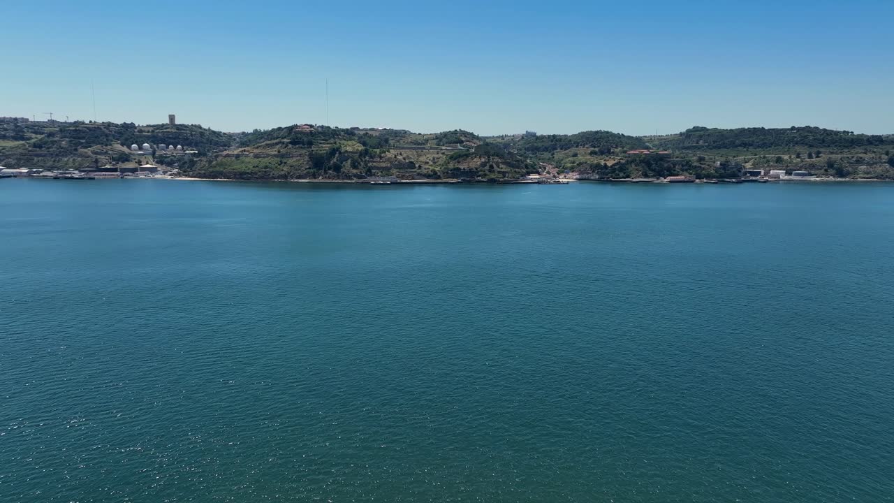 cruzando el río tejo con un avión no tripulado desde belem a porto brandao, lisboa