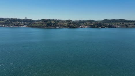 Überquerung-Des-Flusses-Tejo-Mit-Drohne-Von-Belem-Nach-Porto-Brandao,-Lissabon