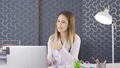 Female-doctor-talking-to-patient-in-video-chat.