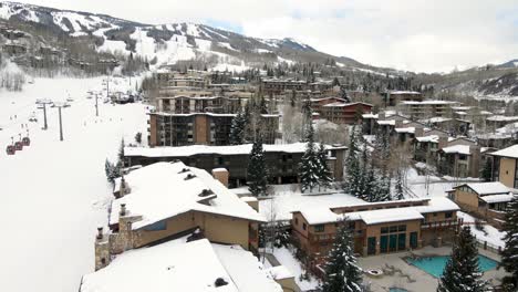 Toma-Aérea-De-Drones-De-Hoteles-En-El-área-De-La-Estación-De-Esquí-En-Aspen,-Colorado