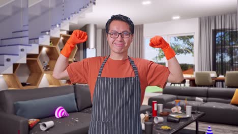 ama de llaves masculina asiática con un delantal mostrando sus bíceps mientras está de pie en casa