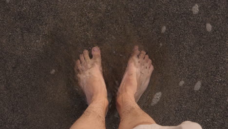 Cámara-Lenta-Pov-Hombre-Pies-Pie-Golpeado-Por-Playa-Olas-Agua-Mar-Arena