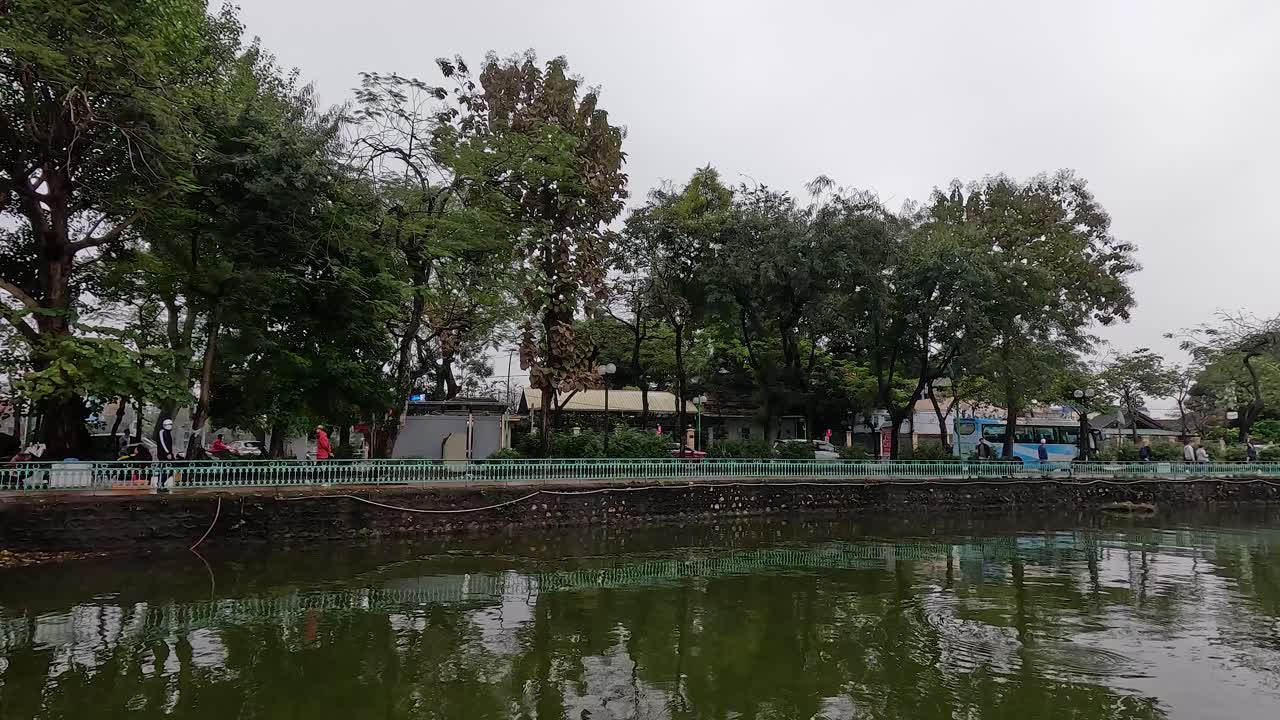 el templo de tran quoc reflejado en un estanque sereno