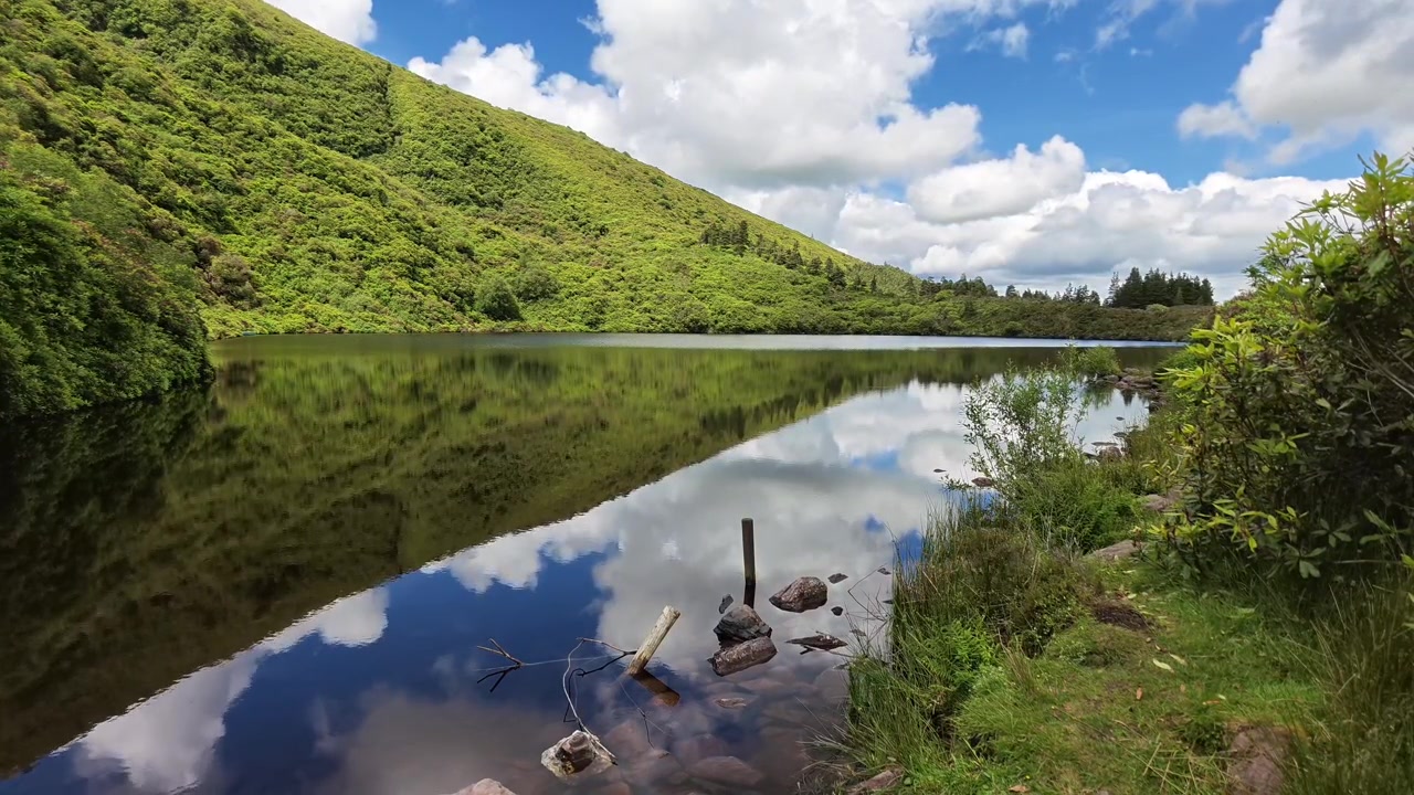 Ierland Epische Locaties Vee Lake licht en reflecties op een zomerdag Waterford Ierland natuur