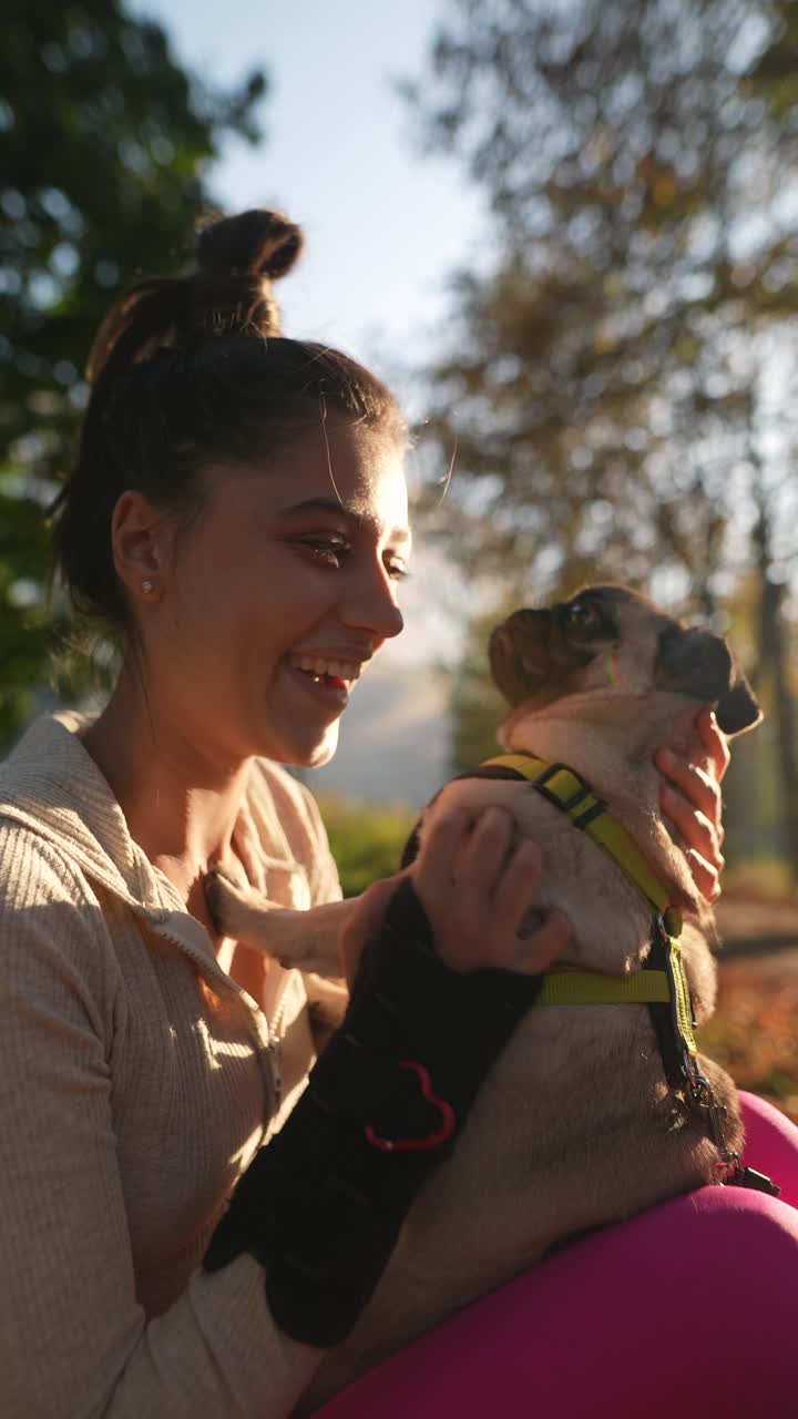 y mujer pug en un parque
