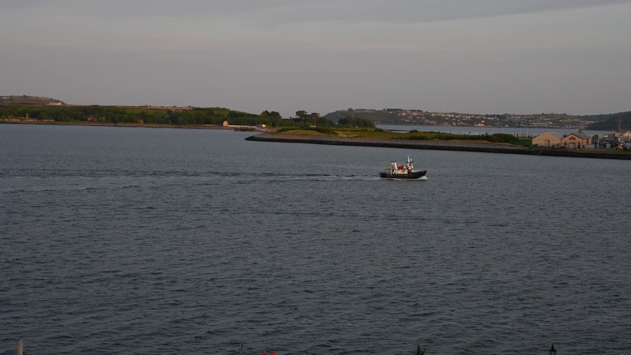 코크 카운티의 코브 해역에서 항해하는 모터 보트