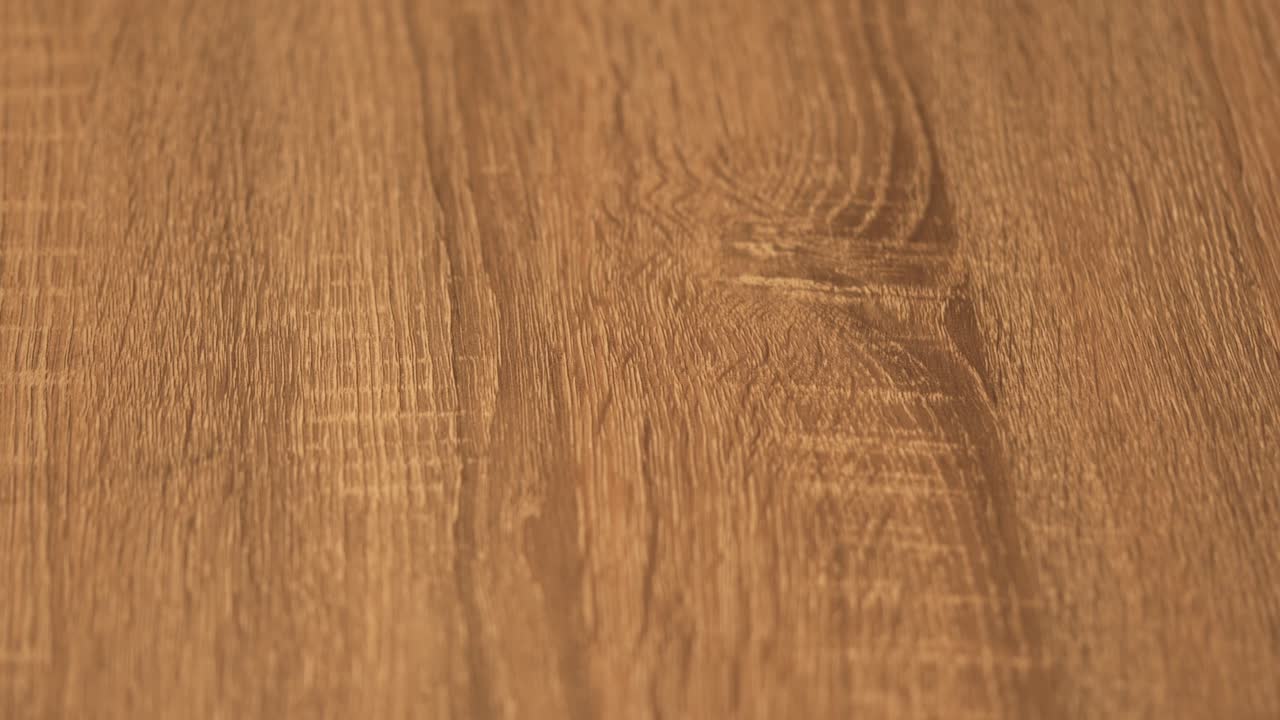 piso de madera de arce recién renovado en 4k