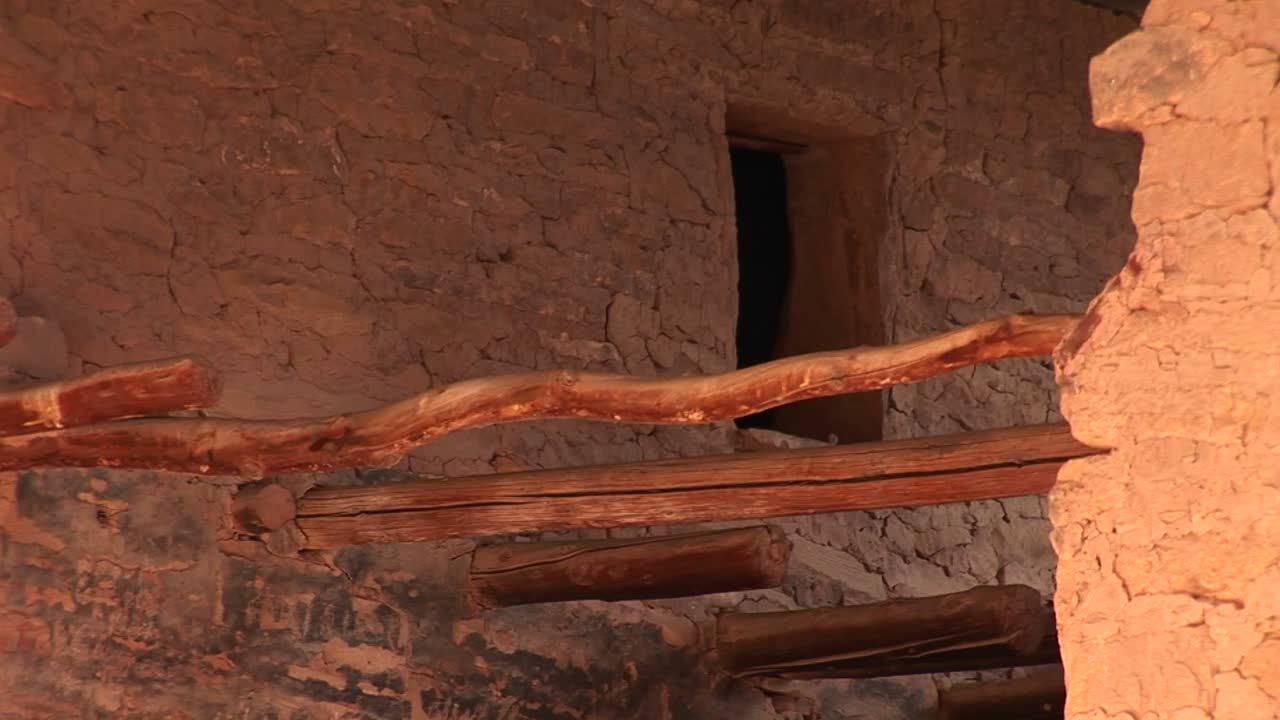 mediumshot de un pasadizo en las ruinas de viviendas en acantilados en el parque nacional mesa verde colorado