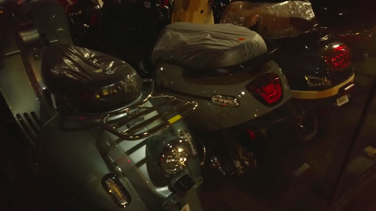 transporte alternativo y asequible a través de scooter de motor pequeño o scooter eléctrico