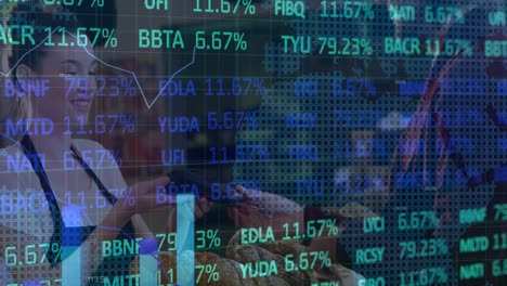 animación de datos financieros sobre vendedor y cliente caucásico usando terminal de pago
