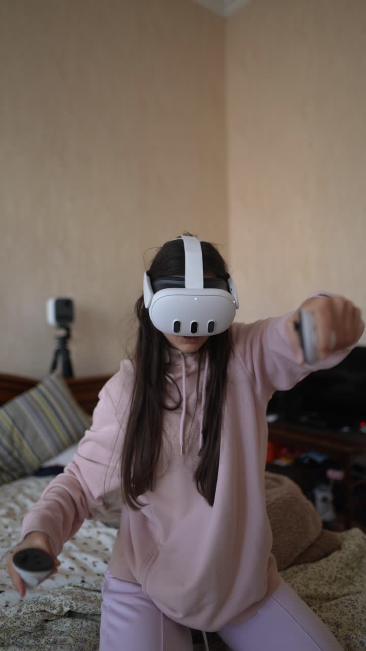 Adolescente che sperimenta il gaming VR a casa